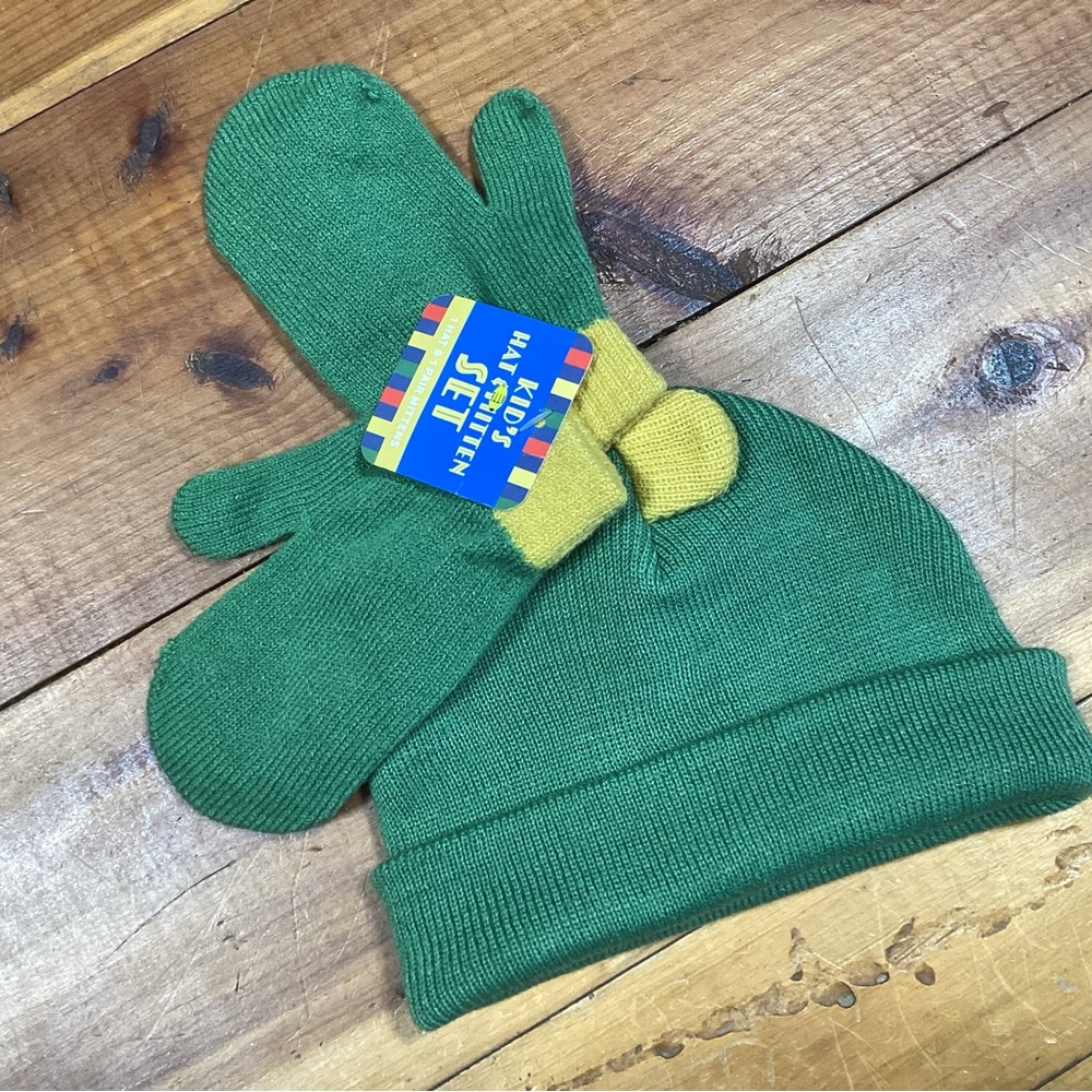 NWT child’s knit green yellow mittens & hat set